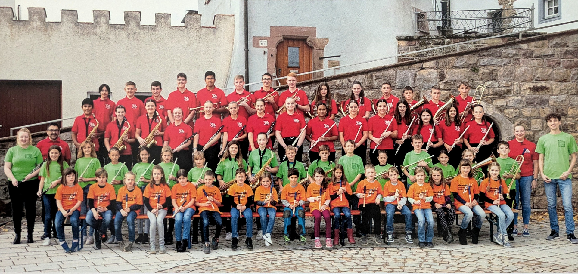 Gruppenbild mit Notenhüpfern, Vororchester und Jugendkapelle